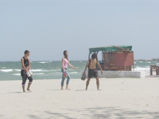Furtună de nisip pe litoral: vântul a alungat turiştii de pe plajă